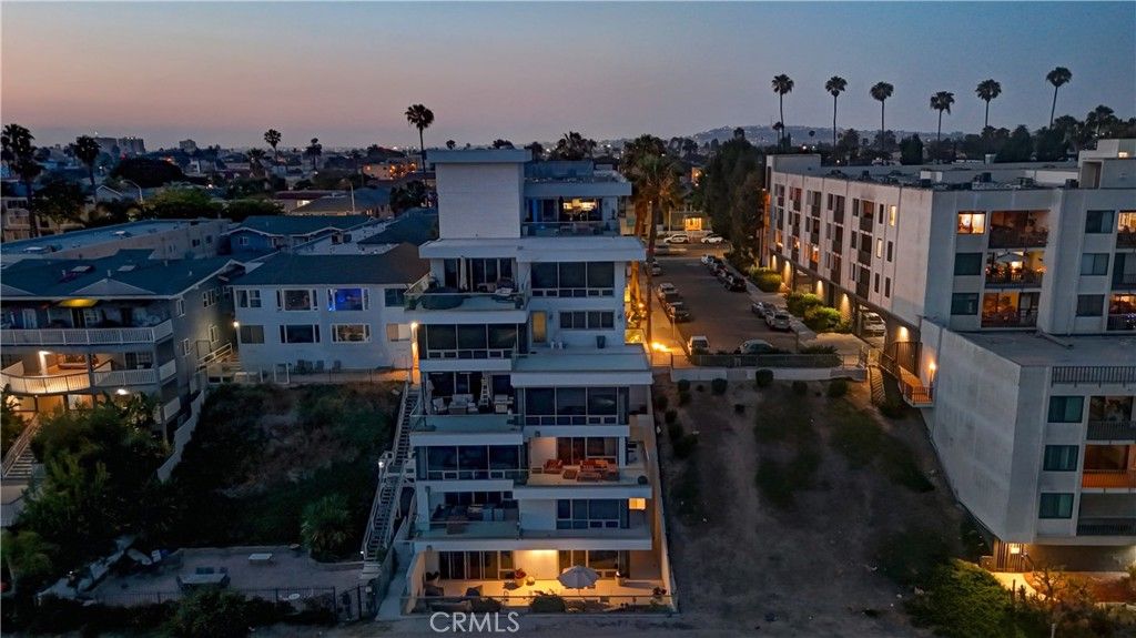 Image 61 of property listing at 23 4th Place 6, Long Beach, CA 90802