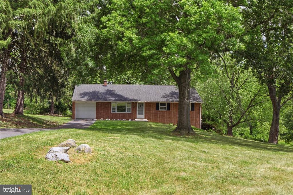 329 FAIRVIEW DR, Lititz, PA 17543