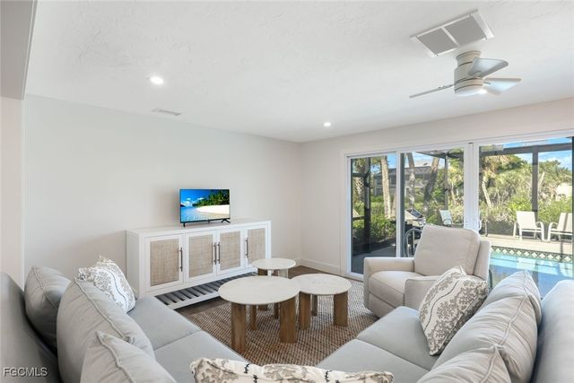 707 Durion CT, Sanibel, FL 33957