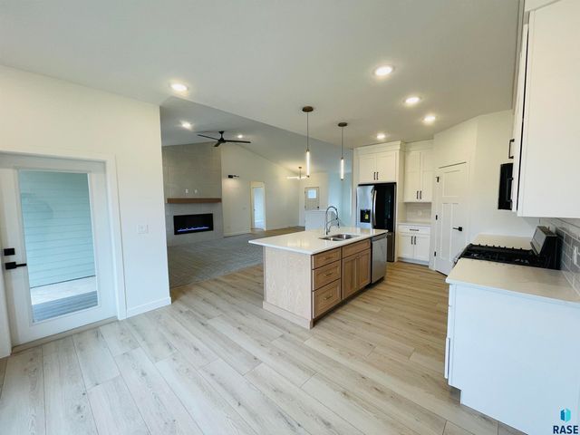 433 Bunyan Dr, Harrisburg, SD 57032