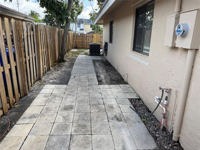 6522 Harbour Rd, North Lauderdale, FL 33068