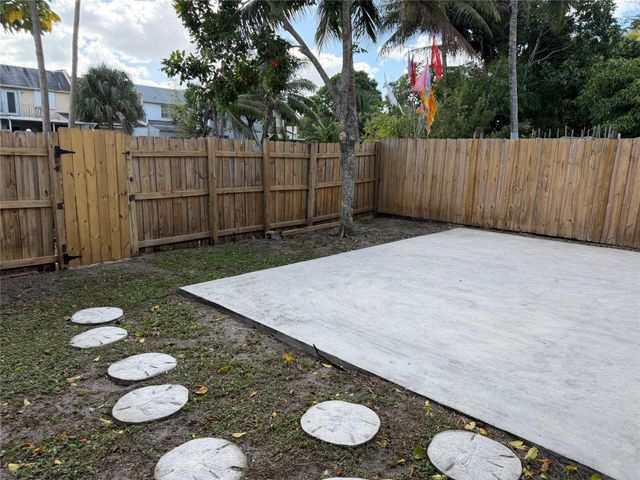 6522 Harbour Rd, North Lauderdale, FL 33068