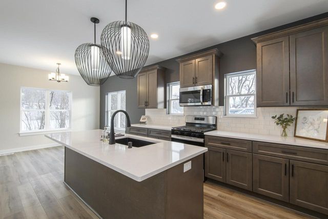 1414 S 166th STREET, New Berlin, WI 53151