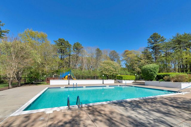 125 Farm House Court, Manorville, NY 11949