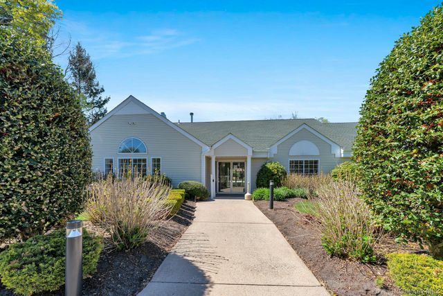 125 Farm House Court, Manorville, NY 11949