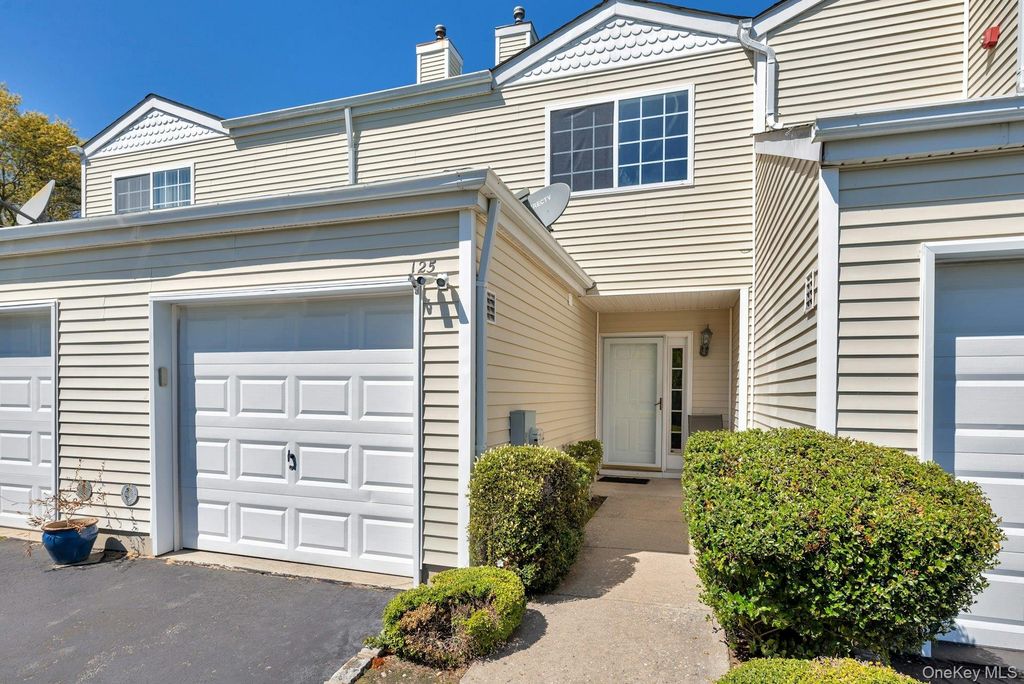 125 Farm House Court, Manorville, NY 11949