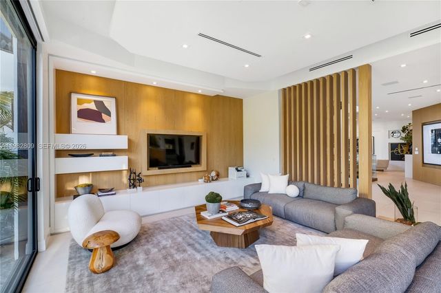 1755 Fairhaven Pl, Miami, FL 33133