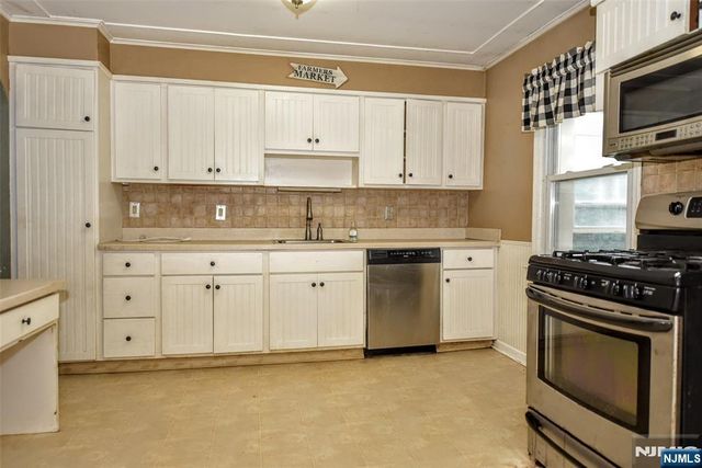 25 Stanley Court, North Haledon, NJ 07508