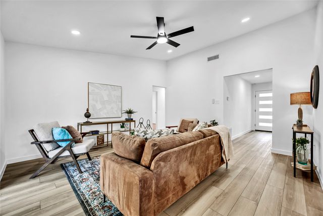 542 Damon Drive, Grand Prairie, TX 75052