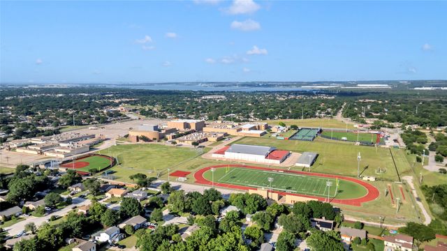 542 Damon Drive, Grand Prairie, TX 75052