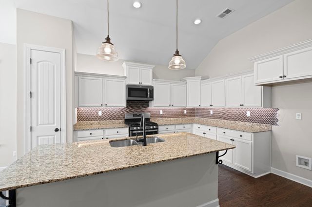 425 OAKRIDGE DR, Oakland, TN 38060