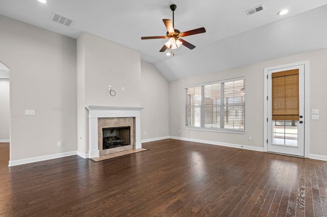 425 OAKRIDGE DR, Oakland, TN 38060