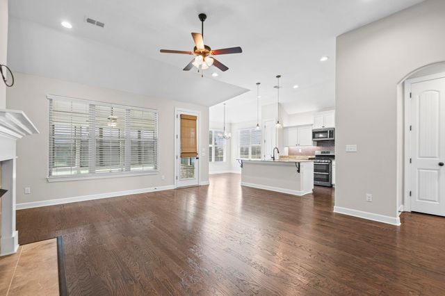 425 OAKRIDGE DR, Oakland, TN 38060