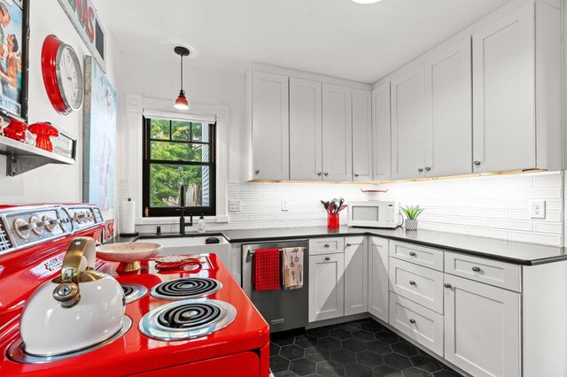 156 S Union Street, Douglas Vllg, MI 49406