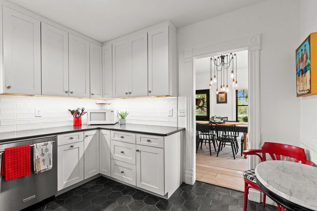 156 S Union Street, Douglas Vllg, MI 49406