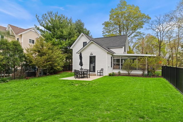156 S Union Street, Douglas Vllg, MI 49406