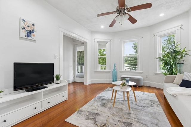 215 Crafts Rd 2, Brookline, MA 02467
