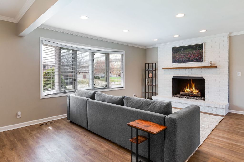 Image 11 of property listing at 29W332 Mark Drive, Naperville, IL 60564