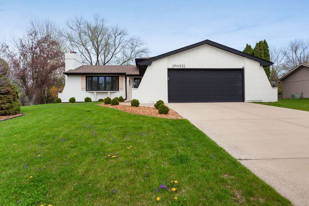 Image 3 of property listing at 29W332 Mark Drive, Naperville, IL 60564