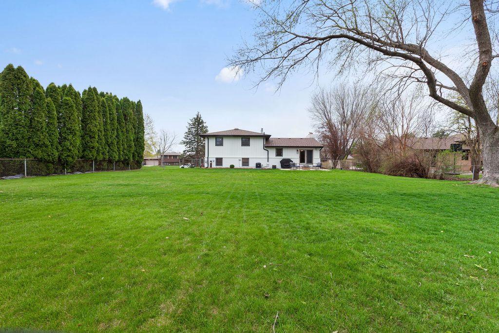 Image 22 of property listing at 29W332 Mark Drive, Naperville, IL 60564