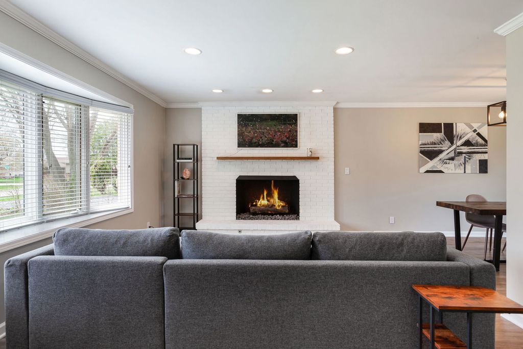 Image 4 of property listing at 29W332 Mark Drive, Naperville, IL 60564