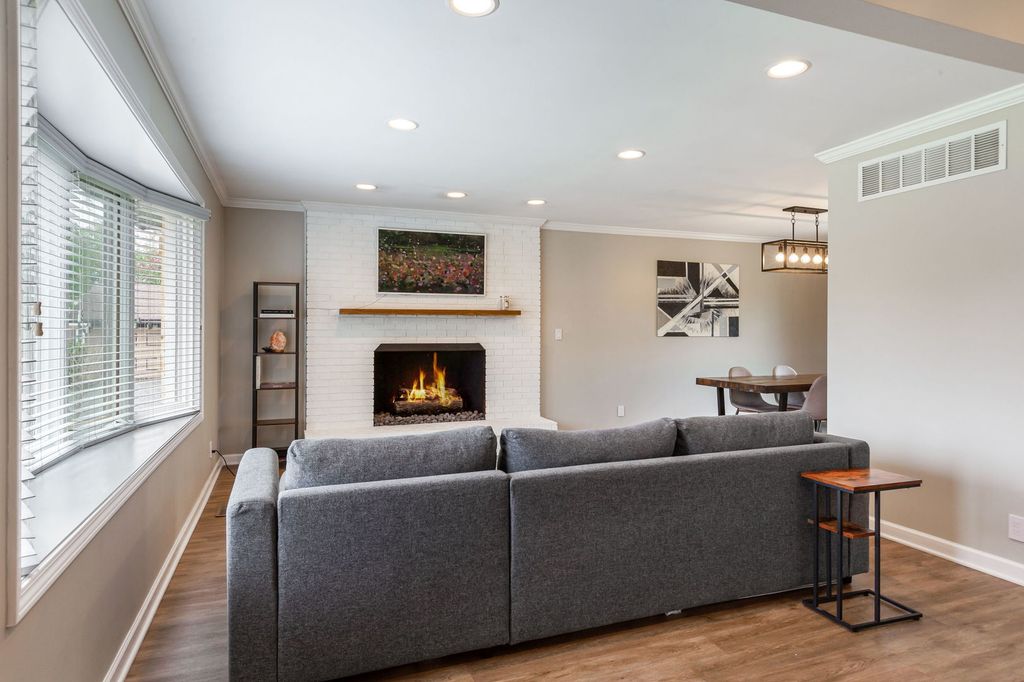 Image 5 of property listing at 29W332 Mark Drive, Naperville, IL 60564