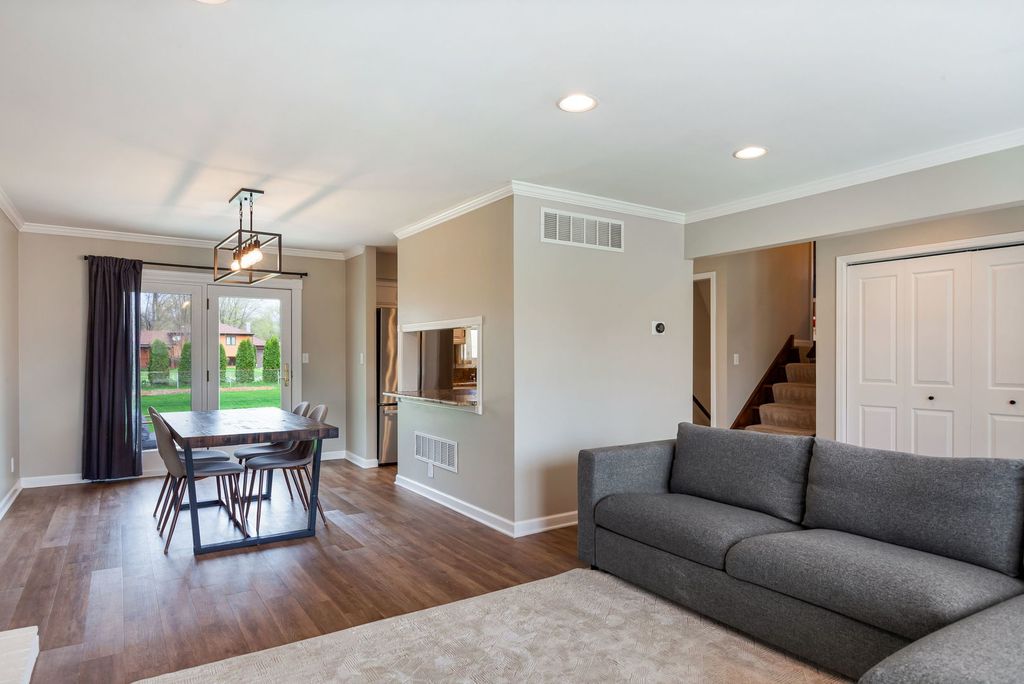 Image 6 of property listing at 29W332 Mark Drive, Naperville, IL 60564