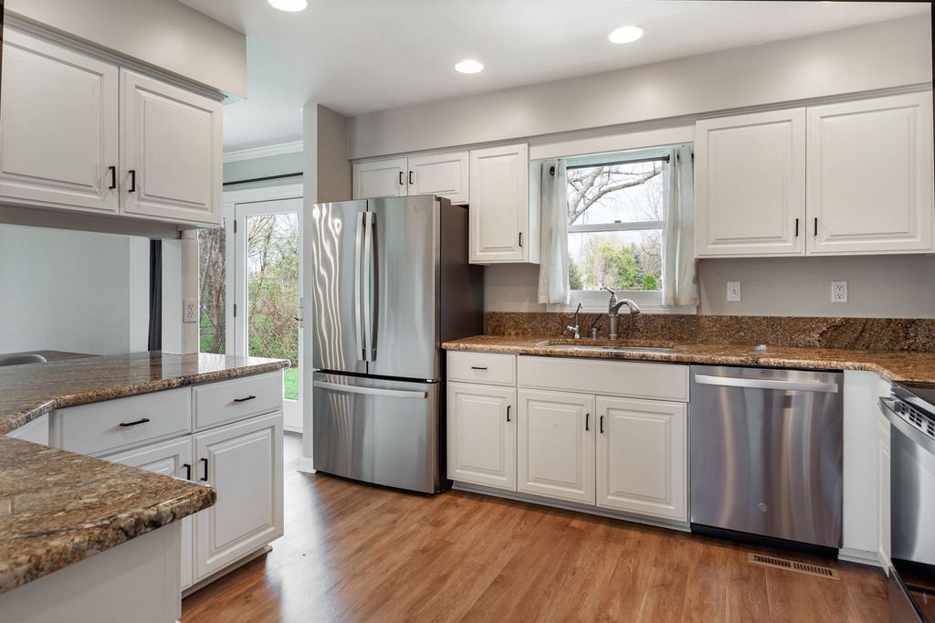 Image 7 of property listing at 29W332 Mark Drive, Naperville, IL 60564