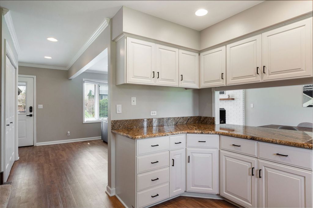 Image 8 of property listing at 29W332 Mark Drive, Naperville, IL 60564