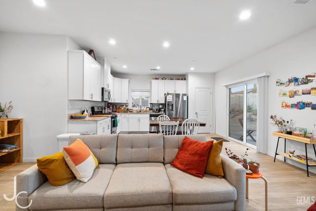 3924 Majorca Court, Bakersfield, CA 93306