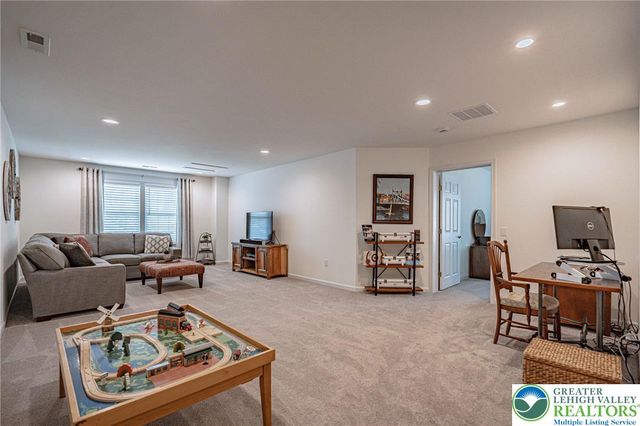 3715 Founders XING, Bethlehem Twp, PA 18045
