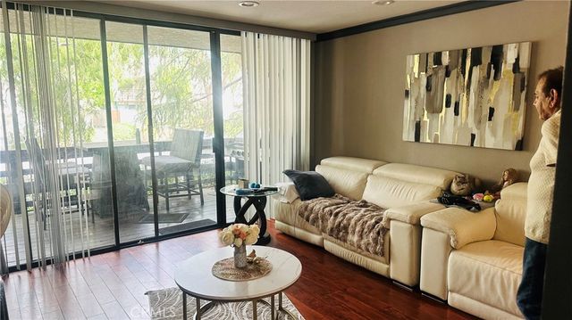 5711 Owensmouth 109, Woodland Hills, CA 91367