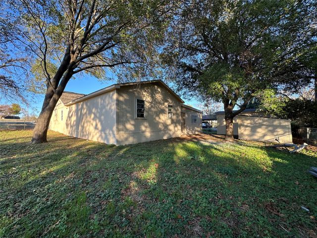 900 W Wrights Avenue, Comanche, TX 76442