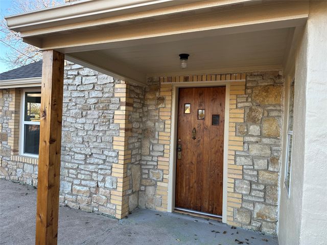 900 W Wrights Avenue, Comanche, TX 76442