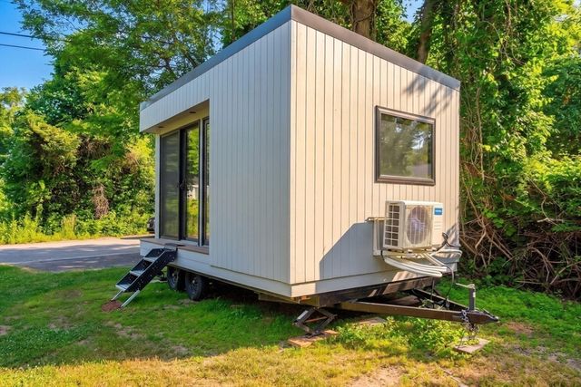 130 Spring Ln, Brewster, MA 02631
