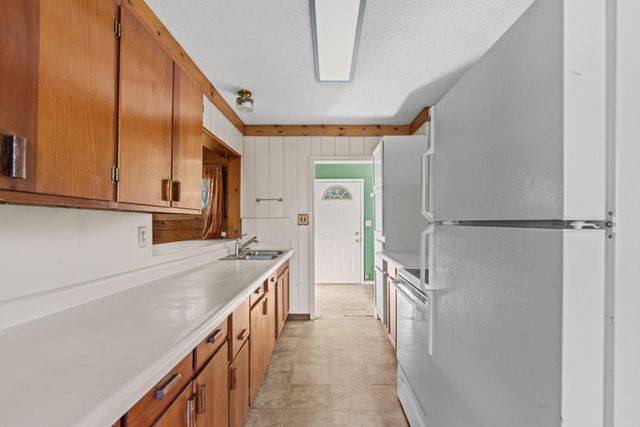 168 Peninsula Road, Medicine Lake, MN 55441