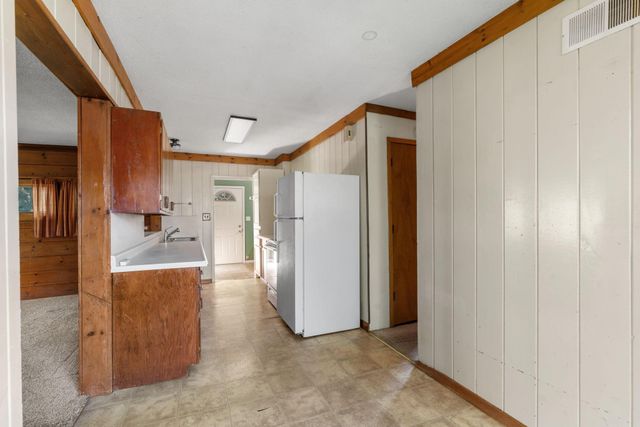 168 Peninsula Road, Medicine Lake, MN 55441