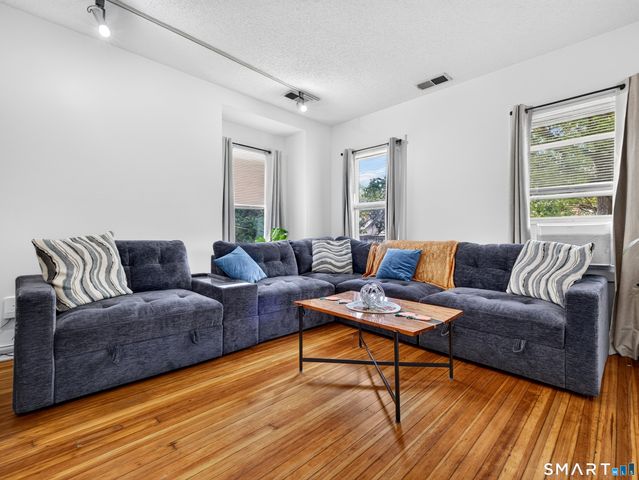 977 Townsend Avenue, New Haven, CT 06512