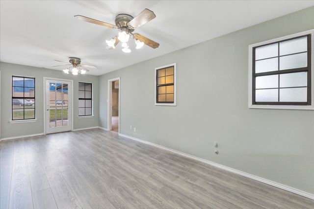 312 E Cottonwood Street, Leonard, TX 75452