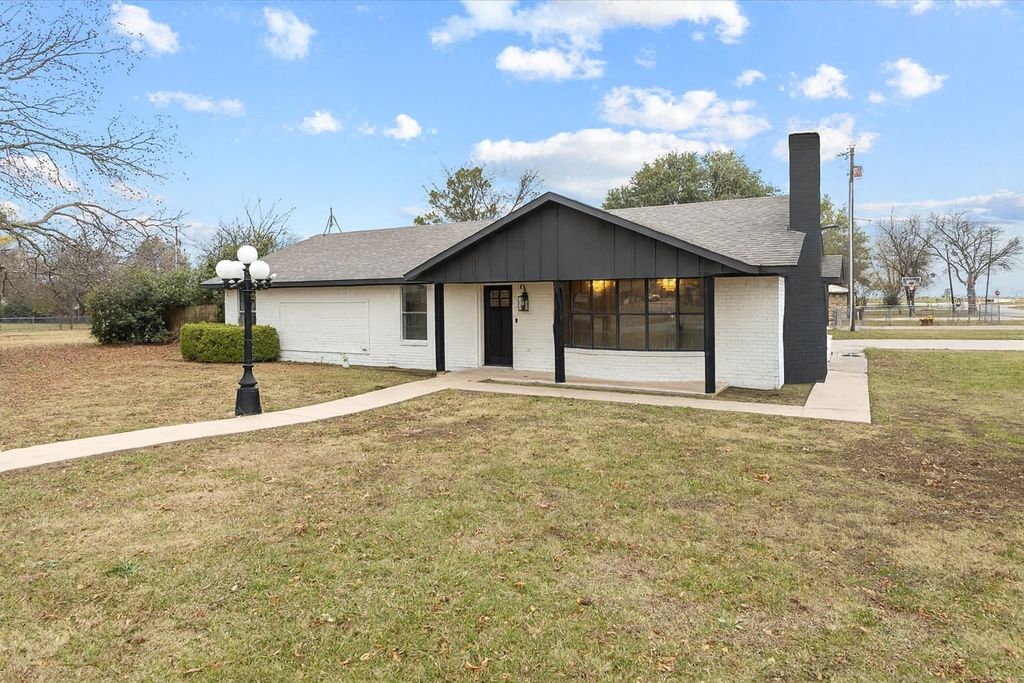 312 E Cottonwood Street, Leonard, TX 75452