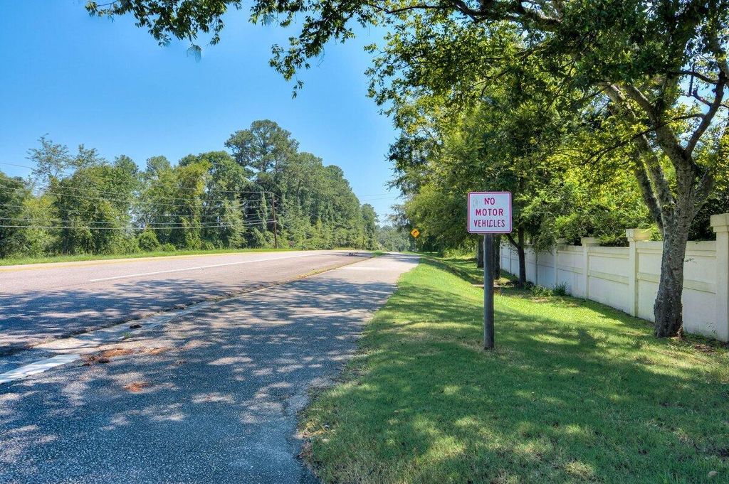 711 PEVERO ABBEY CIRCLE