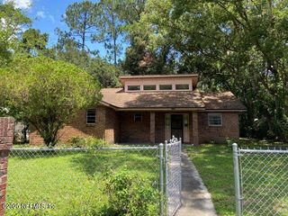 2121 SESSIONS Lane, Jacksonville, FL 32207
