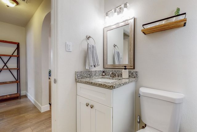 527 Gene Avenue NW, Albuquerque, NM 87107