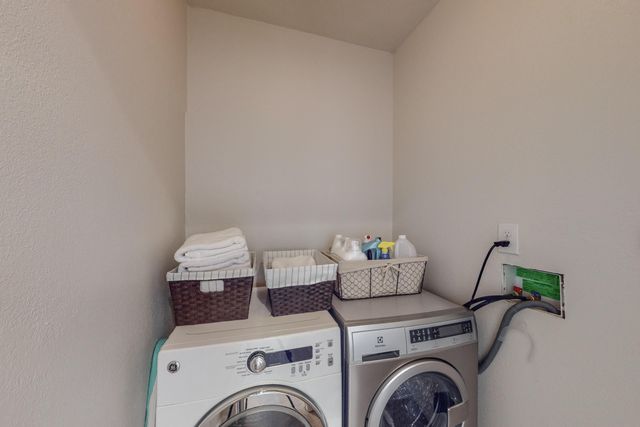 527 Gene Avenue NW, Albuquerque, NM 87107