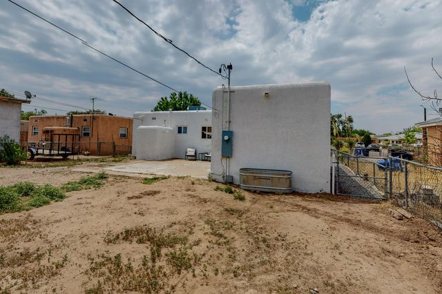 527 Gene Avenue NW, Albuquerque, NM 87107