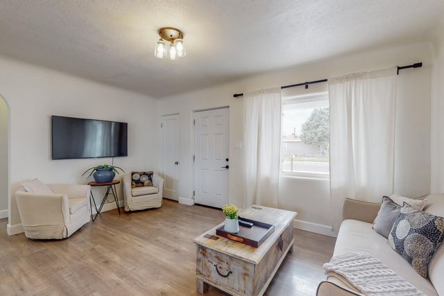 527 Gene Avenue NW, Albuquerque, NM 87107