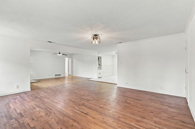 1112 Noble Avenue, Carrollton, TX 75006