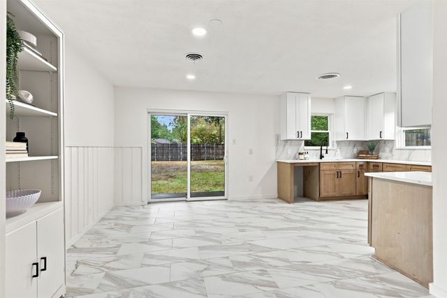 1112 Noble Avenue, Carrollton, TX 75006