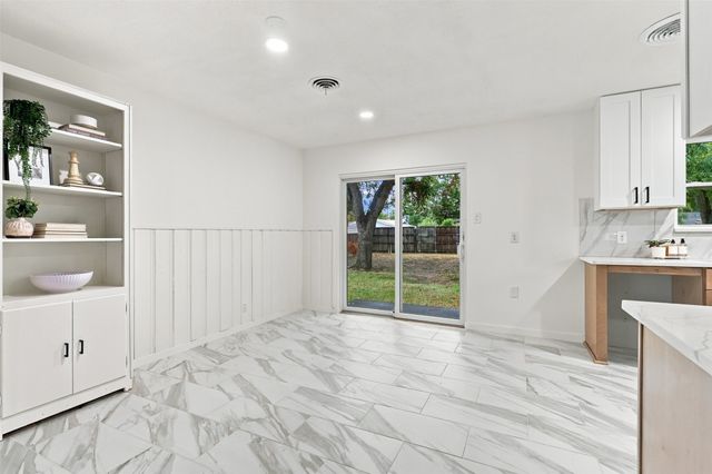 1112 Noble Avenue, Carrollton, TX 75006