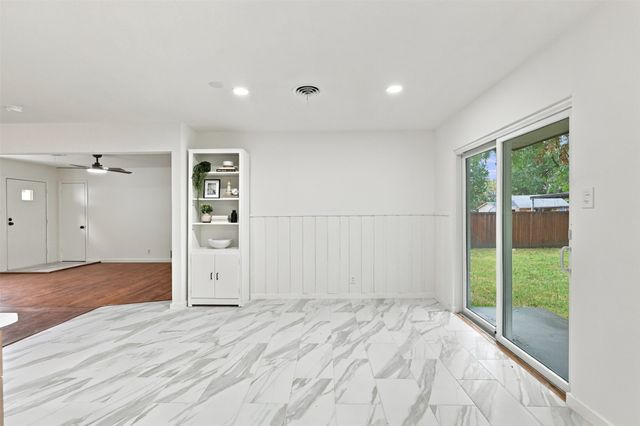 1112 Noble Avenue, Carrollton, TX 75006